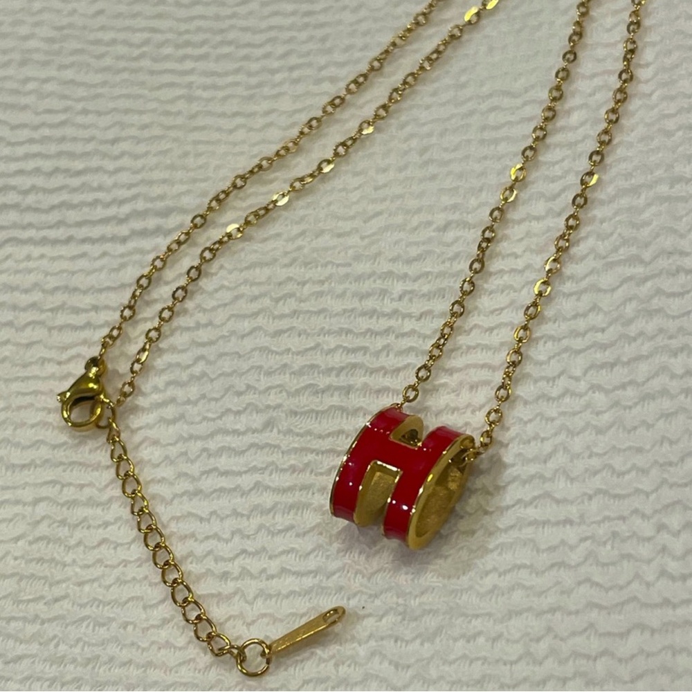 Set of earrings and pendant